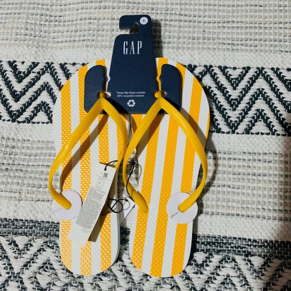 Gap yellow Flip Flop size 8 - Picture 2 of 4